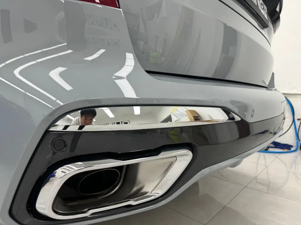 BMW X7のカーラッピング事例|クローム除去とグリル交換 施工写真 3-3