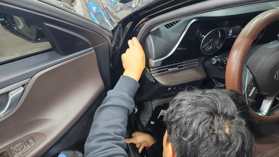 Hyundai Azeraのドライブレコーダー取付事例 施工写真 6