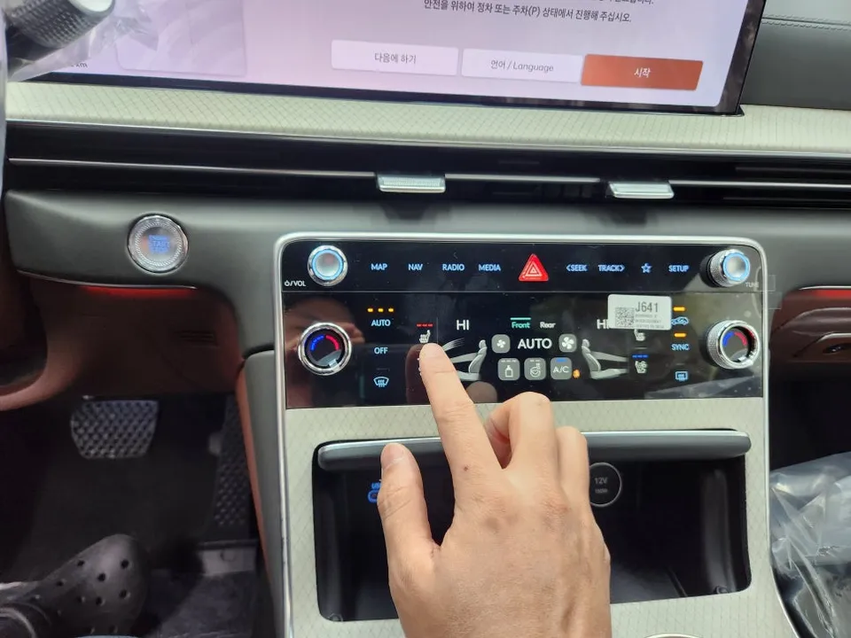 Genesis GV80のドライブレコーダー取付事例 施工写真 4-2