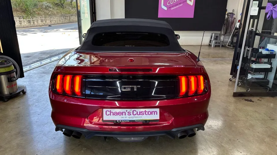Ford Mustangのカーラッピング事例｜クールグレーへのカスタム 施工写真 2-1