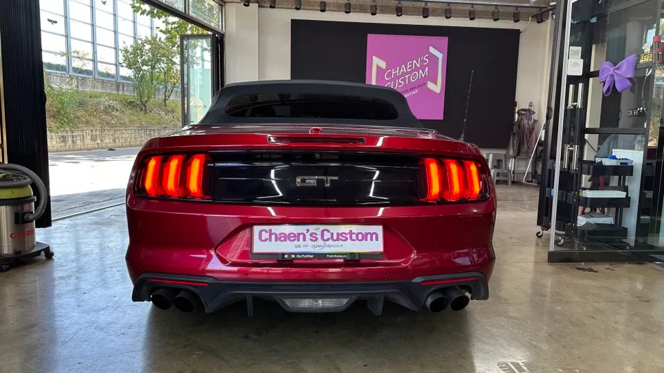 Ford Mustangのカーラッピング事例｜クールグレーへのカスタム 施工写真 3-1