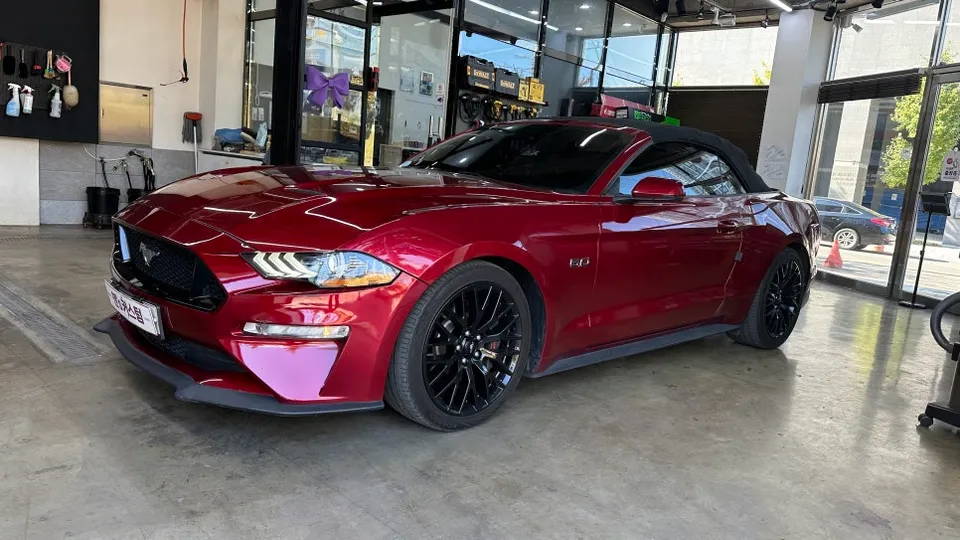 Ford Mustangのカーラッピング事例｜クールグレーへのカスタム 施工写真 1-2