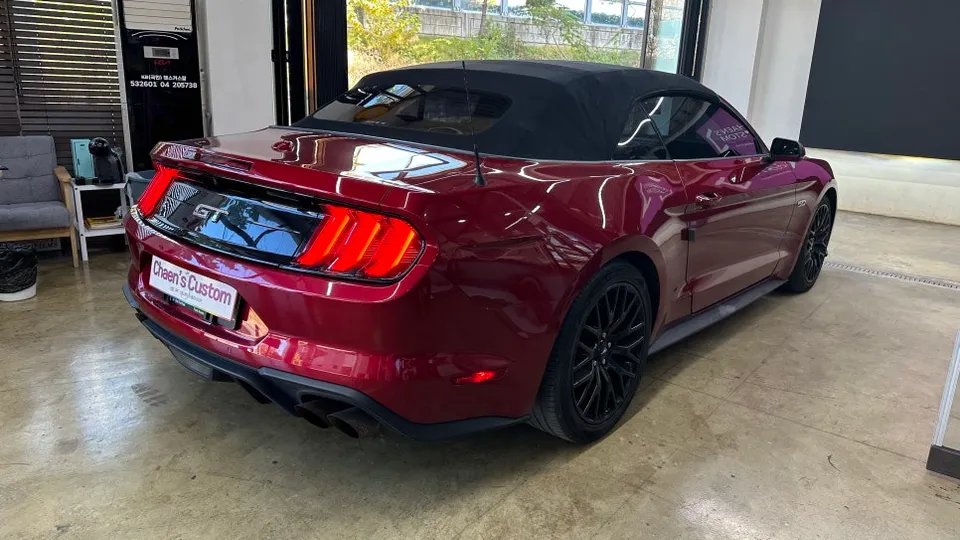 Ford Mustangのカーラッピング事例｜クールグレーへのカスタム 施工写真 3-2