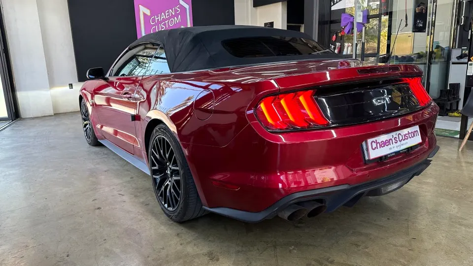 Ford Mustangのカーラッピング事例｜クールグレーへのカスタム 施工写真 1-3