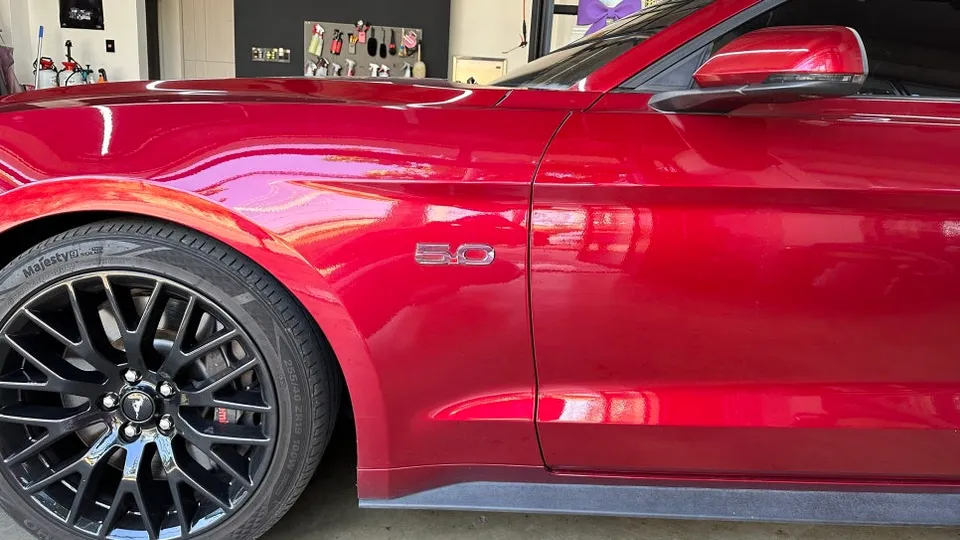 Ford Mustangのカーラッピング事例｜クールグレーへのカスタム 施工写真 2-3