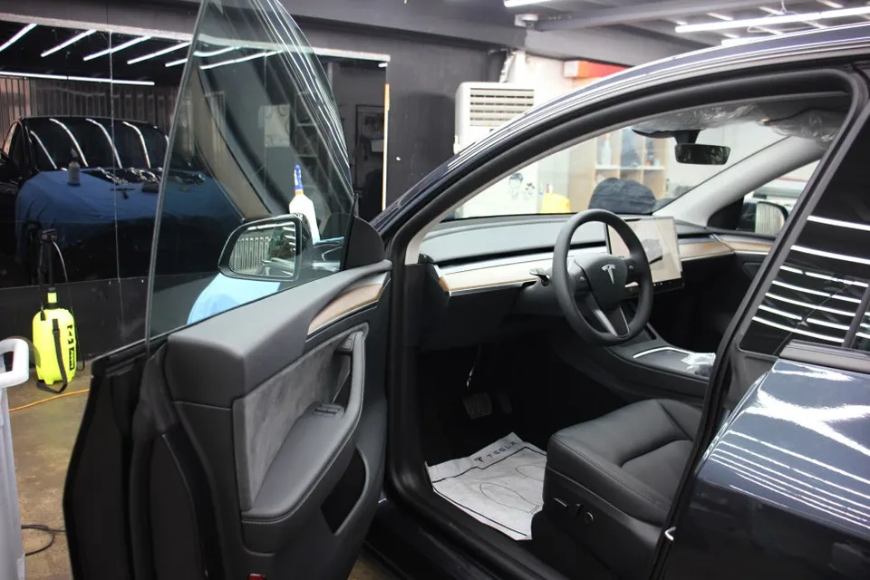 Tesla Model Yのカーフィルム施工事例|費用目安・仕上がり 施工写真 3-1
