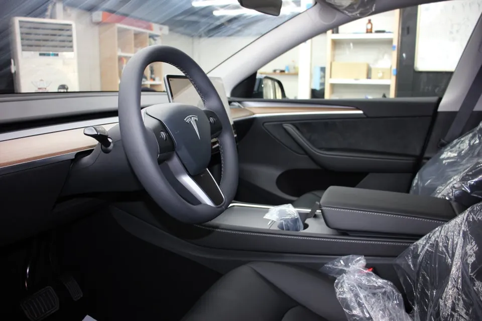 Tesla Model Yのカーフィルム施工事例|費用目安・仕上がり 施工写真 1-2