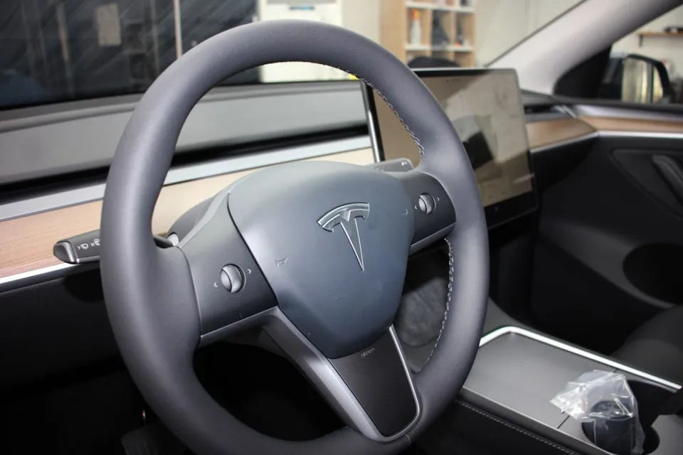Tesla Model Yのカーフィルム施工事例|費用目安・仕上がり 施工写真 2-2