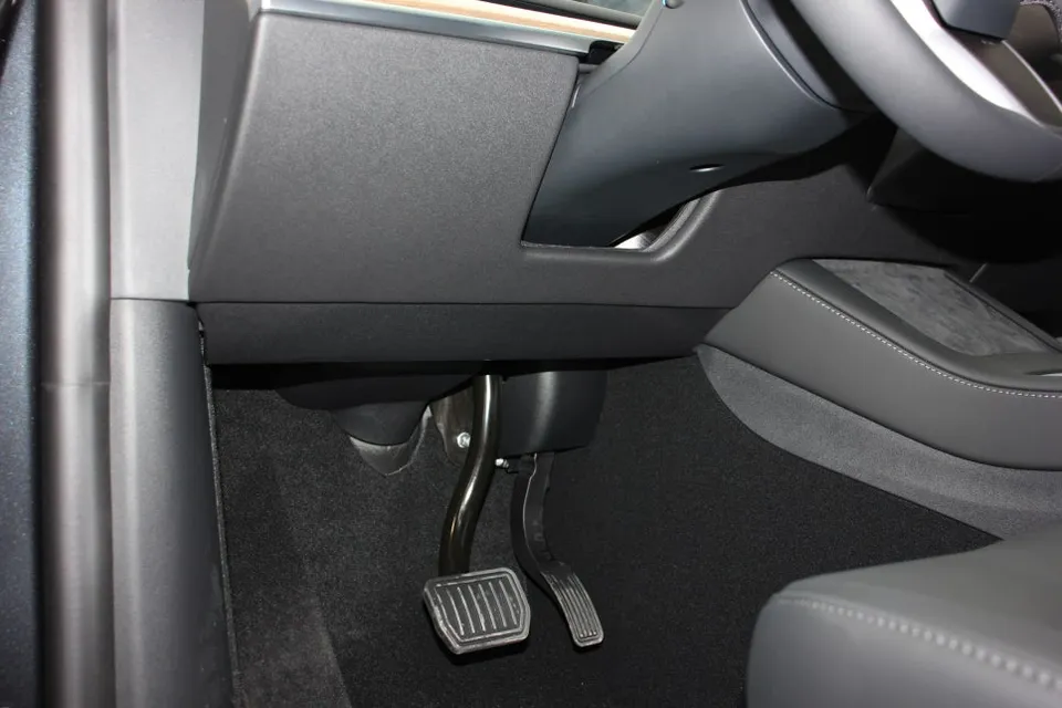 Tesla Model Yのカーフィルム施工事例|費用目安・仕上がり 施工写真 1-3