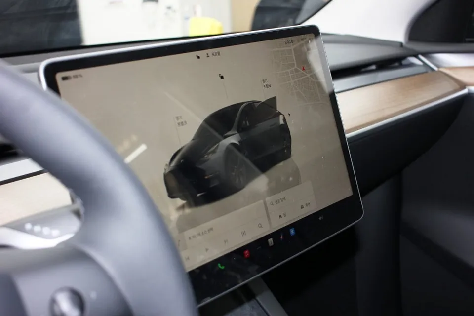 Tesla Model Yのカーフィルム施工事例|費用目安・仕上がり 施工写真 2-3