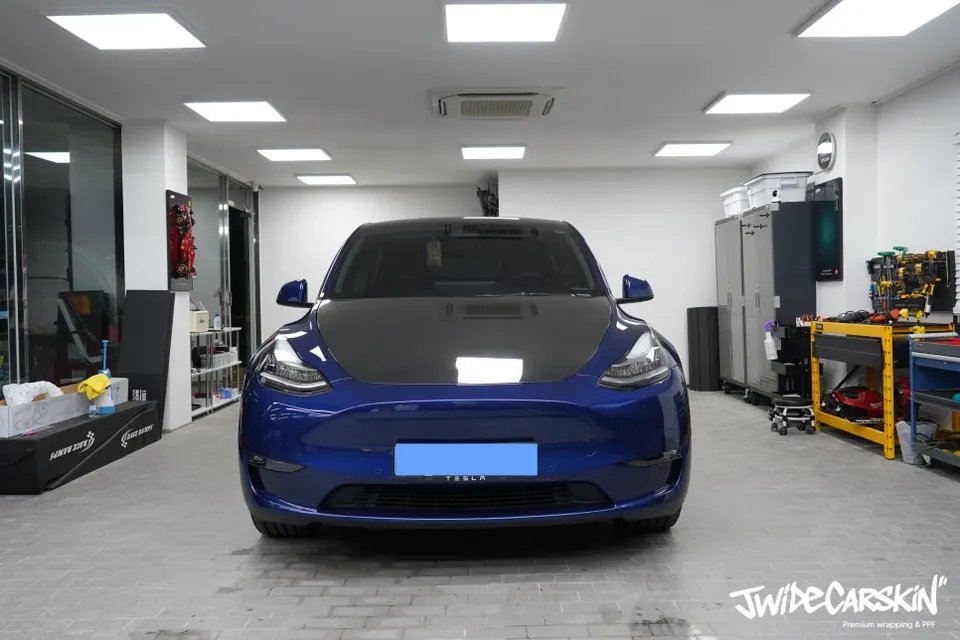 Tesla Model Y PPF施工事例：カーボン調フィルムで個性を演出 施工写真 2