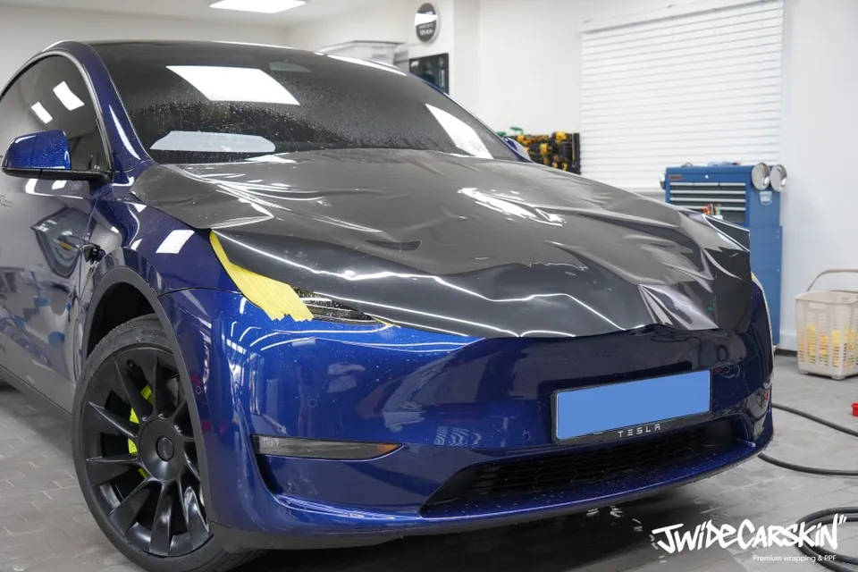 Tesla Model Y PPF施工事例：カーボン調フィルムで個性を演出 施工写真 6