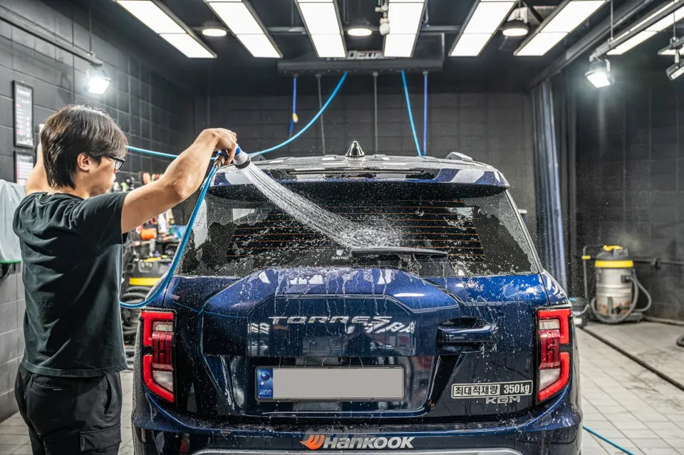 KG Mobility Torresのガラスコーティング事例|費用目安・仕上がり 施工写真 3-1