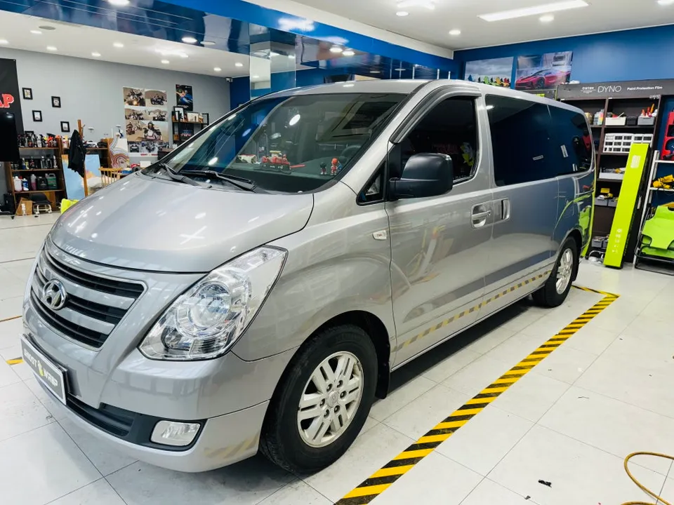 Hyundai Starexのカーラッピング事例｜広告効果と費用目安 施工写真 2-1