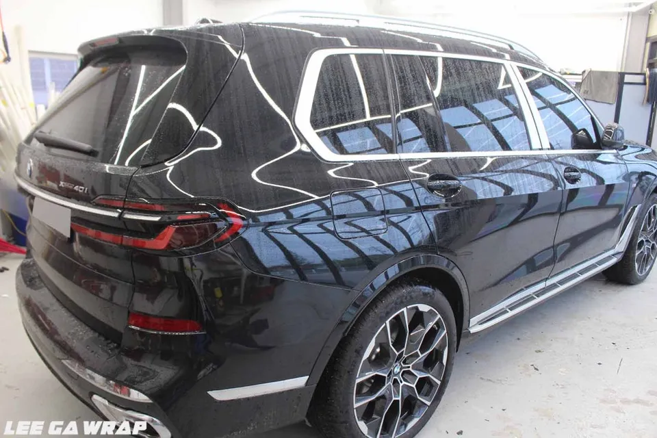BMW X7のカーラッピング事例|クローム除去とPPF施工 施工写真 2-1