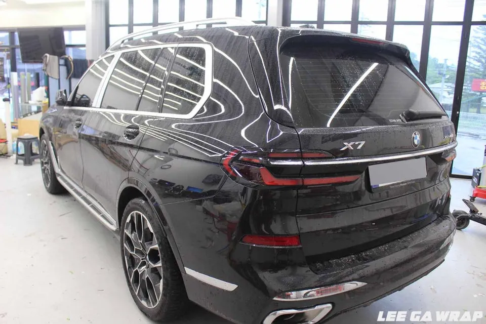 BMW X7のカーラッピング事例|クローム除去とPPF施工 施工写真 3-1