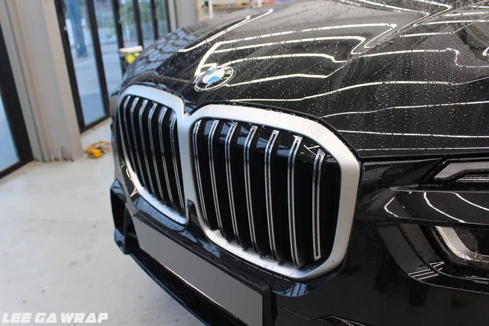 BMW X7のカーラッピング事例|クローム除去とPPF施工 施工写真 1-2