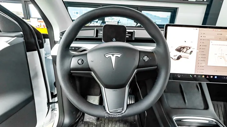 Tesla Model Y steering wheel - Tesla Model Y Steering Wheel Customization Review photo 4