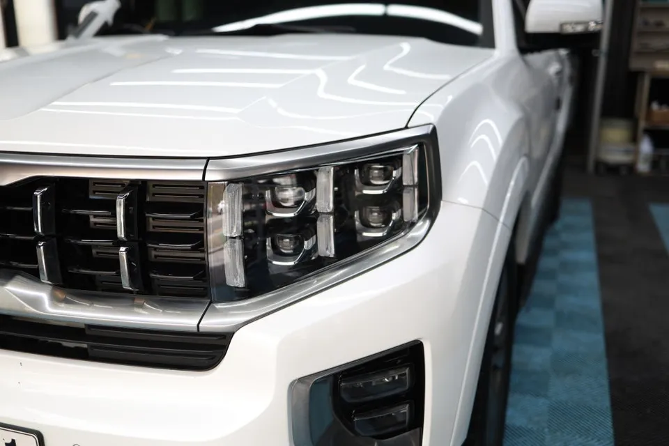 Kia Mohaveのカーラッピング事例｜クロームをブラック化 施工写真 3-1
