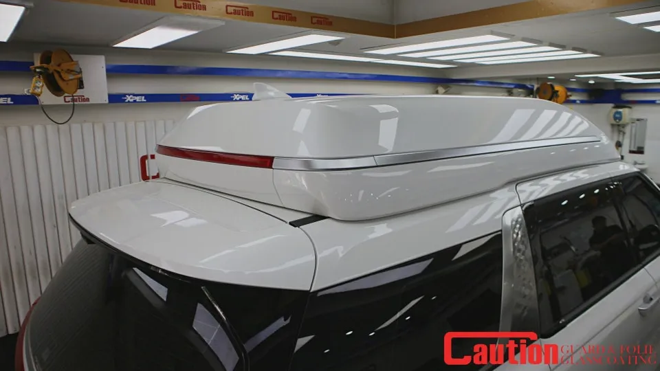 Kia Carnivalのカーラッピング事例｜高級感あるチョコグレー 施工写真 1-2