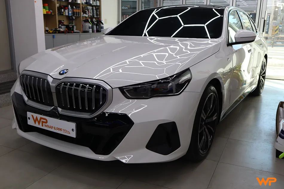 BMW 5 Series G60のカーラッピング事例｜費用目安・仕上がり 施工写真 2-2