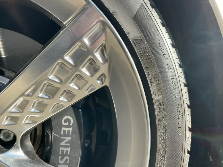 Genesisのホイールリペア・塗装事例 施工写真 2-2