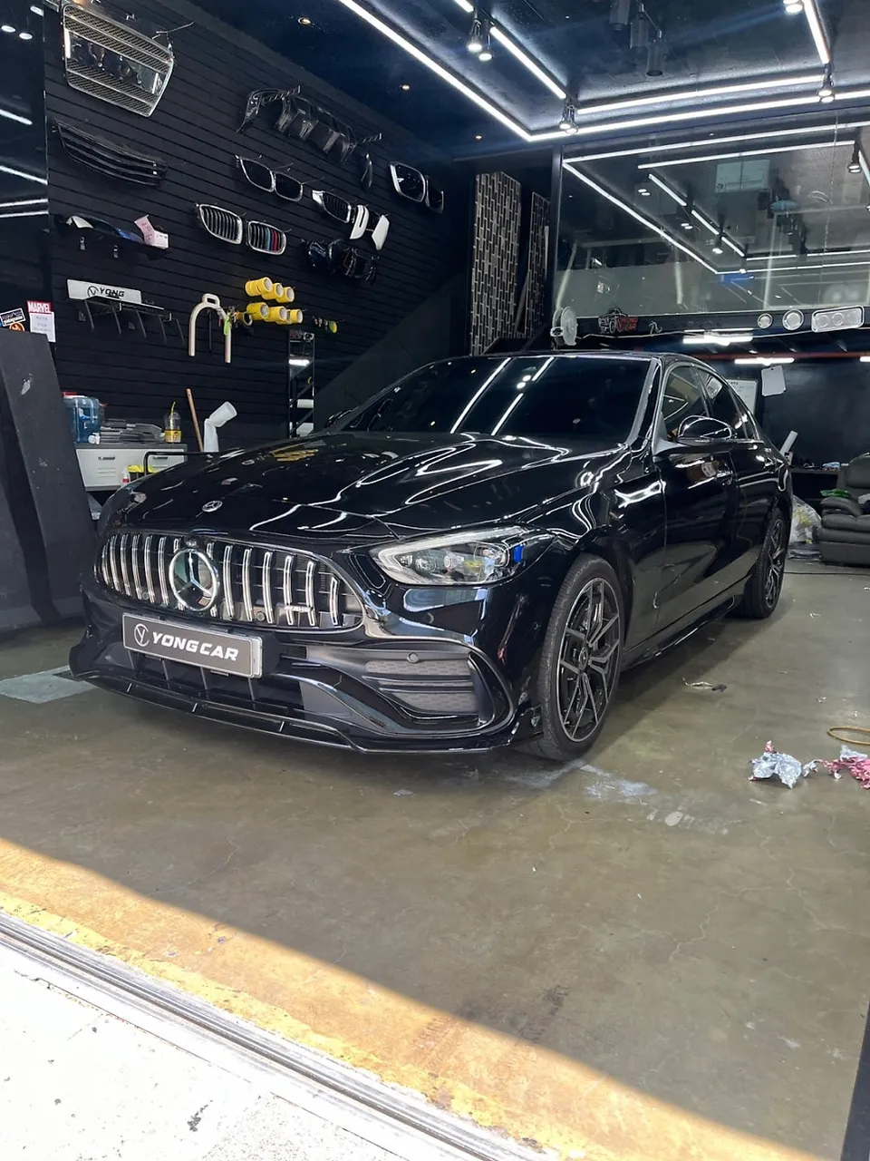 Mercedes-Benz Cクラスのカーラッピング事例:サテンブラックでAMG風に 施工写真 2-1