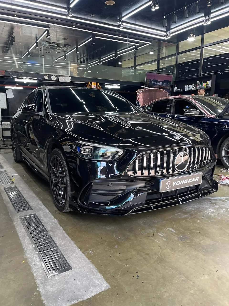Mercedes-Benz Cクラスのカーラッピング事例:サテンブラックでAMG風に 施工写真 3-1
