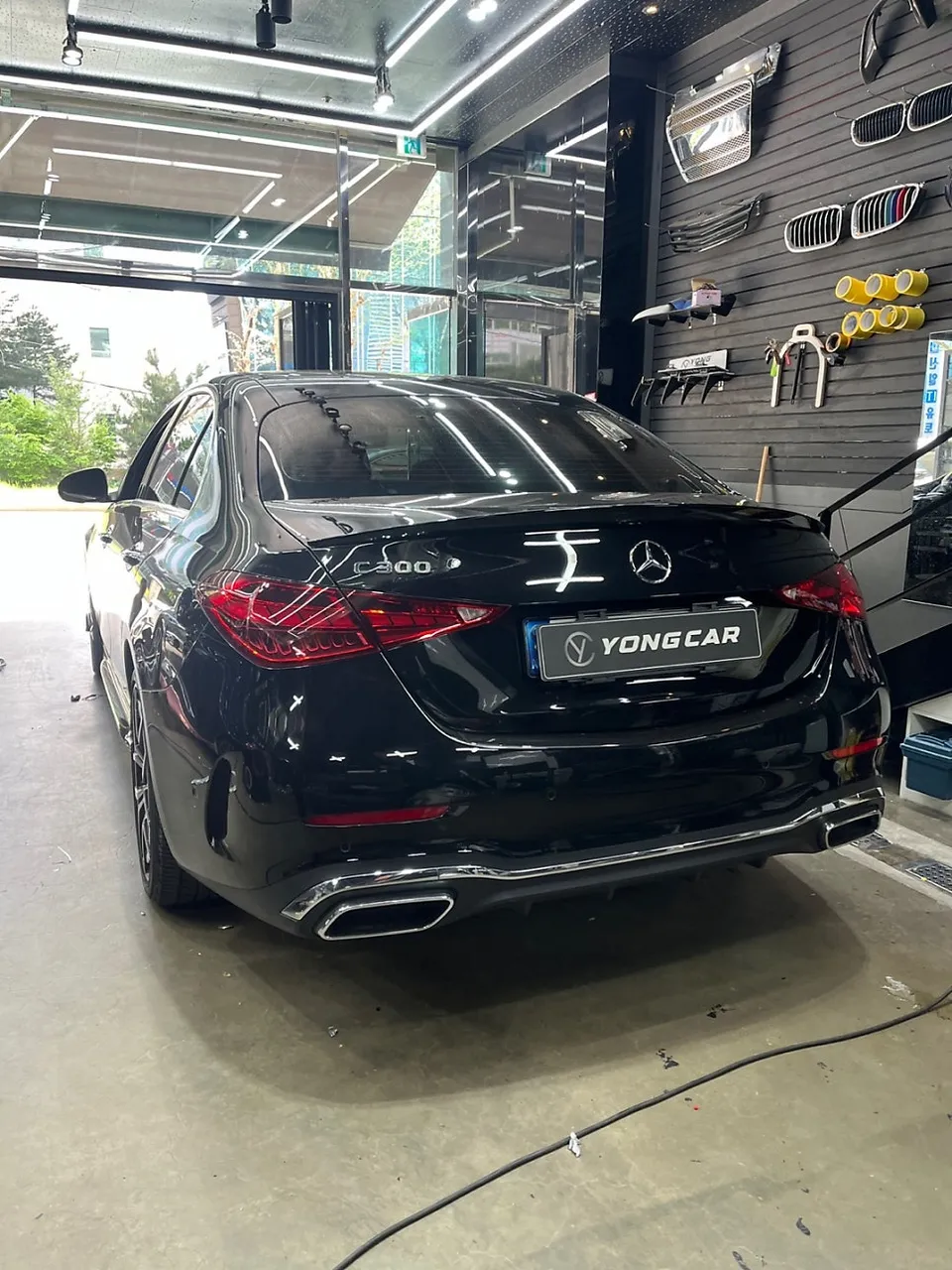 Mercedes-Benz Cクラスのカーラッピング事例:サテンブラックでAMG風に 施工写真 1-2