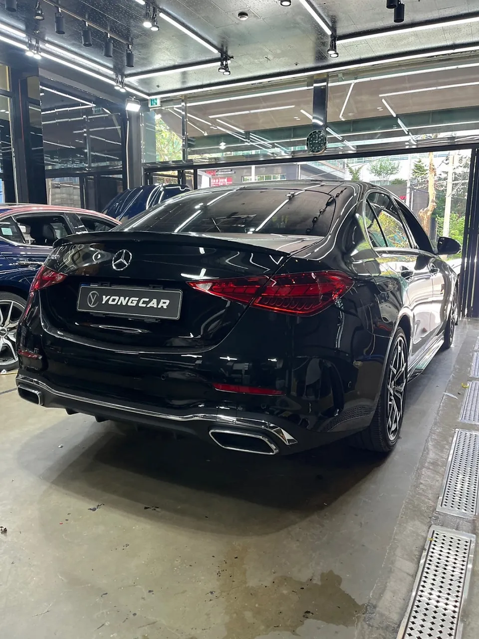 Mercedes-Benz Cクラスのカーラッピング事例:サテンブラックでAMG風に 施工写真 2-2