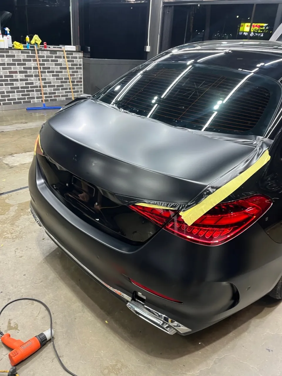 Mercedes-Benz Cクラスのカーラッピング事例:サテンブラックでAMG風に 施工写真 2-3