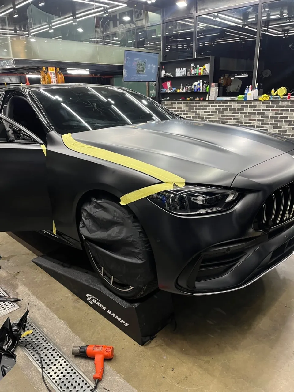 Mercedes-Benz Cクラスのカーラッピング事例:サテンブラックでAMG風に 施工写真 3-3