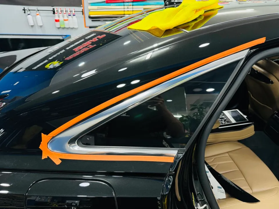 Audi A8のカーラッピング事例|クロームブラック化と内装PPF 施工写真 3-2