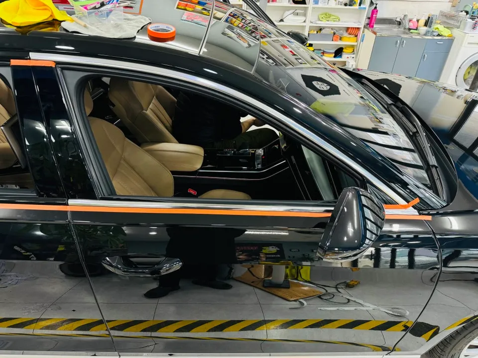 Audi A8のカーラッピング事例|クロームブラック化と内装PPF 施工写真 2-3