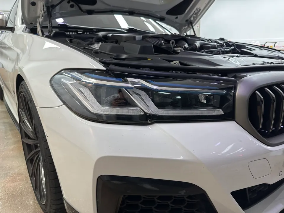 BMW 5 Seriesのカーフィルム施工事例|費用目安・仕上がり 施工写真 1-3