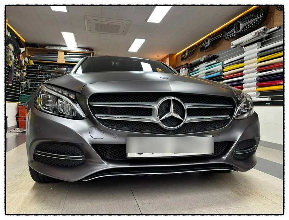 Mercedes-Benz C-Classのカーラッピング事例|費用目安・仕上がり 施工写真 1-3