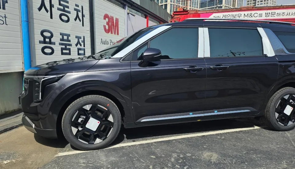 Kia Carnivalのドラレコ取付事例|費用目安と仕上がり 施工写真 2-1