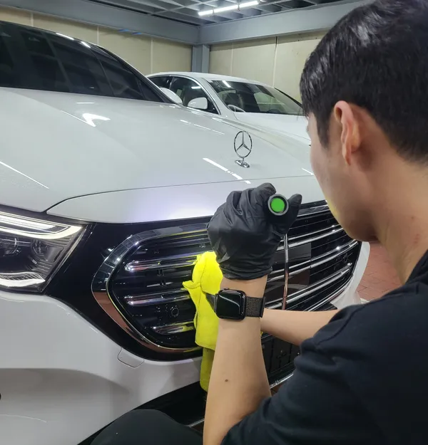 メルセデス・ベンツ E300のガラスコーティング事例|韓国での施工 施工写真 2-3