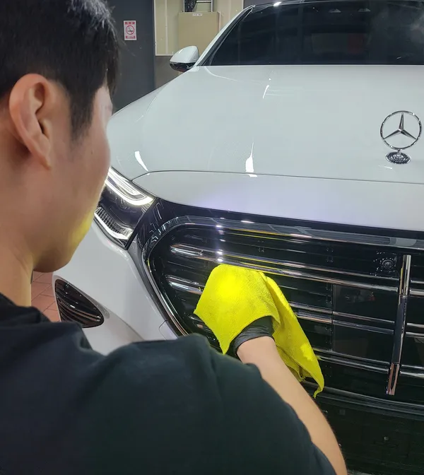 メルセデス・ベンツ E300のガラスコーティング事例|韓国での施工 施工写真 3-3