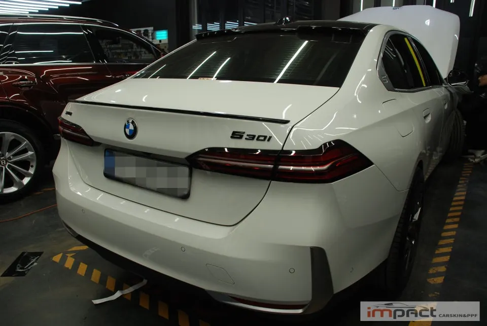 BMW 5 Seriesのカーラッピング事例|費用目安・仕上がり 施工写真 2-1