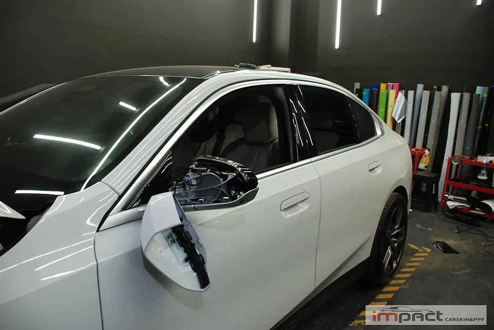 BMW 5 Seriesのカーラッピング事例|費用目安・仕上がり 施工写真 3-1