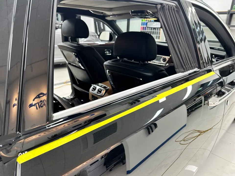 Rolls-Royce Ghostのカーラッピング事例｜クロームパーツのブラックアウト 施工写真 1-3
