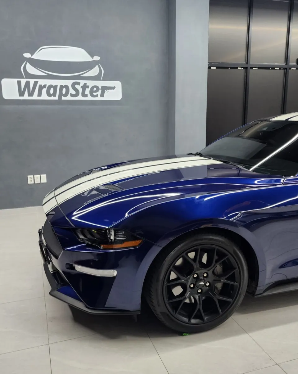 Ford Mustangのカーラッピング事例｜バイパーラインで個性を演出 写真