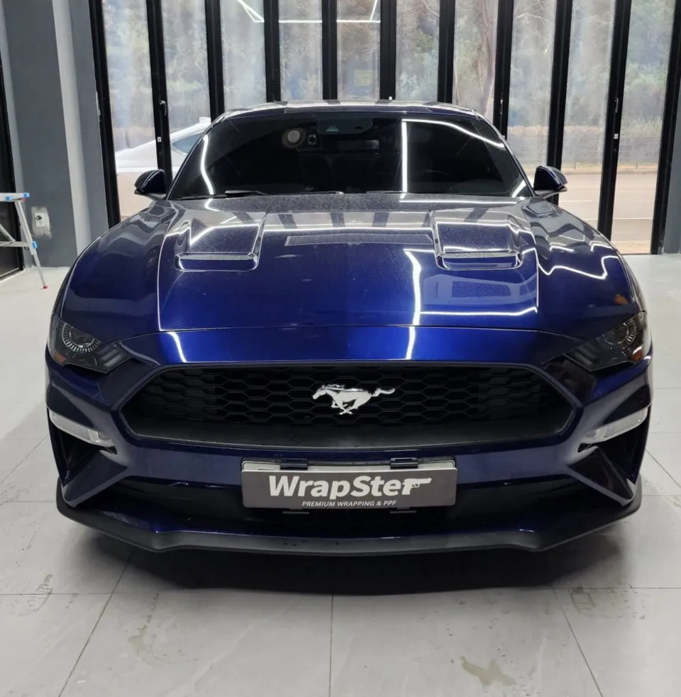 Ford Mustangのカーラッピング事例｜バイパーラインで個性を演出 施工写真 1-1