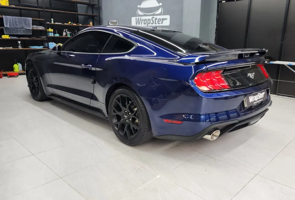 Ford Mustangのカーラッピング事例｜バイパーラインで個性を演出 施工写真 3-1