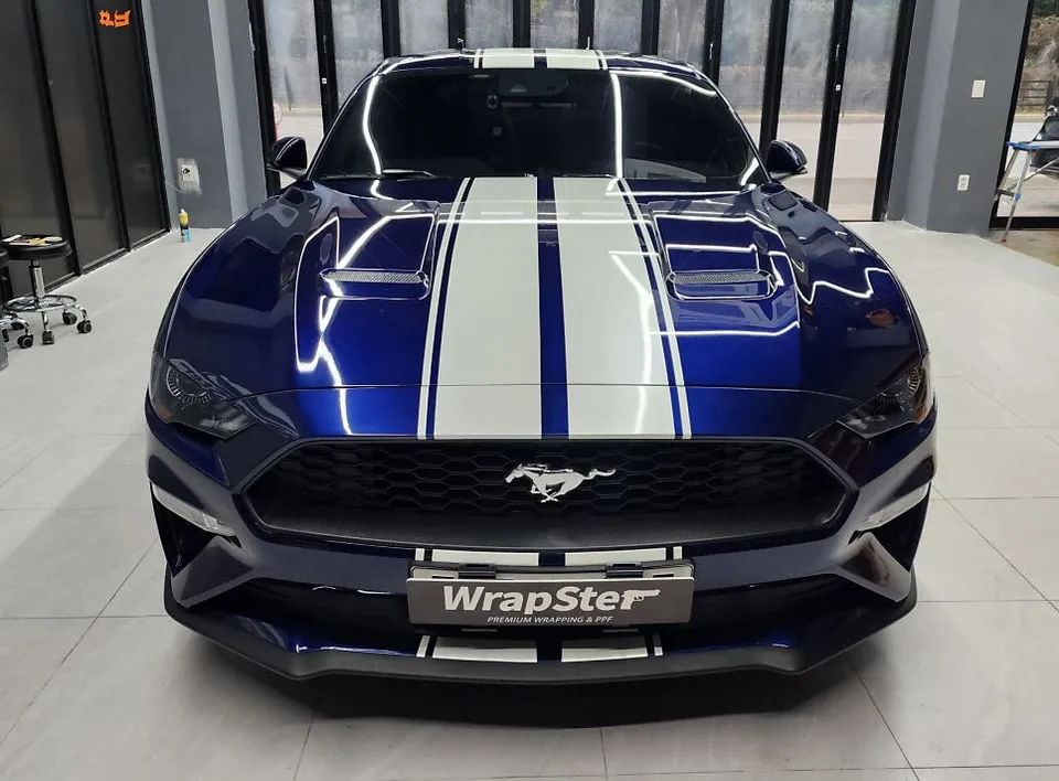 Ford Mustangのカーラッピング事例｜バイパーラインで個性を演出 施工写真 1-2
