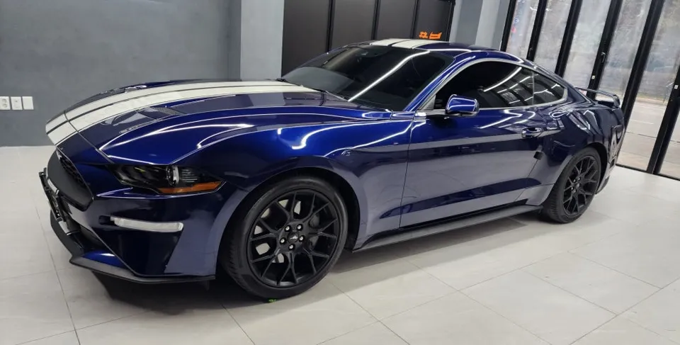 Ford Mustangのカーラッピング事例｜バイパーラインで個性を演出 施工写真 2-2