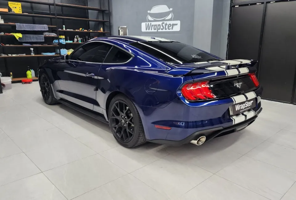 Ford Mustangのカーラッピング事例｜バイパーラインで個性を演出 施工写真 3-2