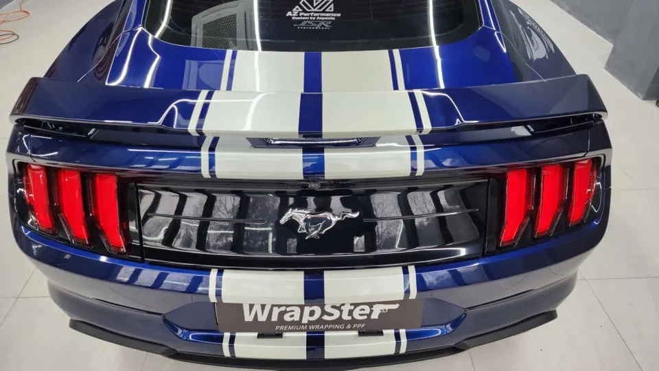 Ford Mustangのカーラッピング事例｜バイパーラインで個性を演出 施工写真 1-3