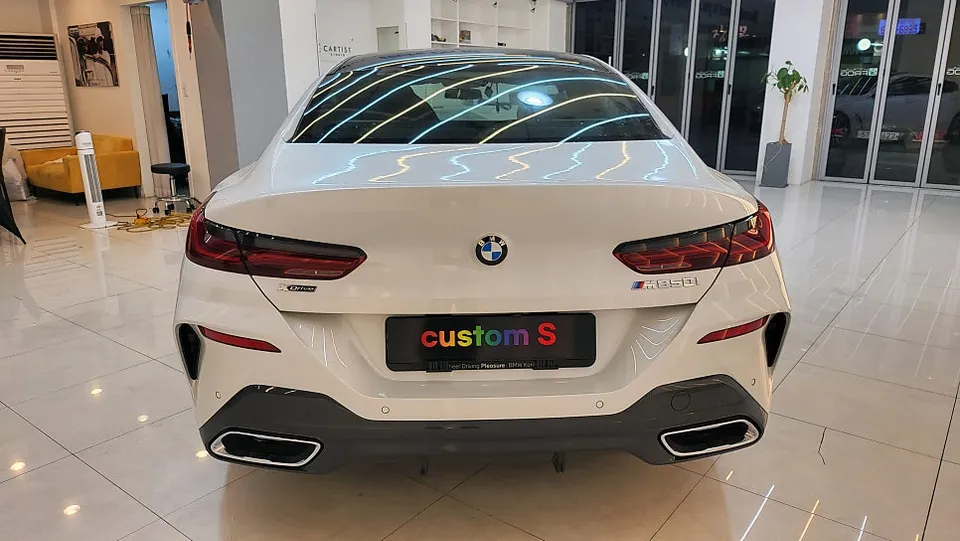 BMW 8 Seriesのカーラッピング事例|マットブラック 施工写真 3-1